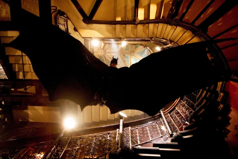 Batman z rozpostartymi skrzydłami