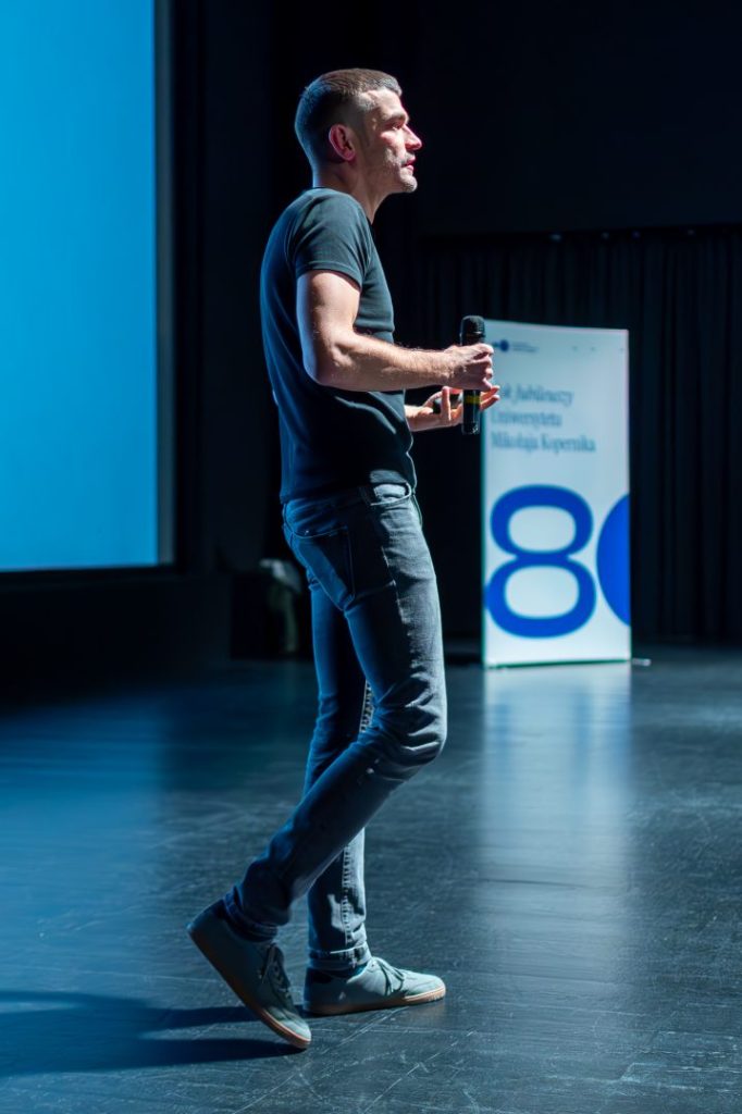 Testowanie granic teorii kwantowej – wykład z cyklu MAXIMUM. Myślenie OD NOWA