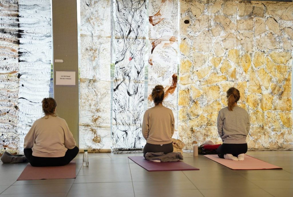 Joga ze Sztuką – lutowe spotkanie w przestrzeni uważności