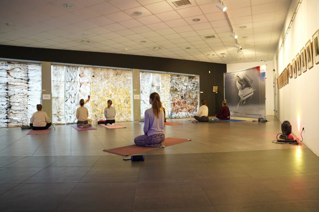 Joga ze Sztuką – lutowe spotkanie w przestrzeni uważności