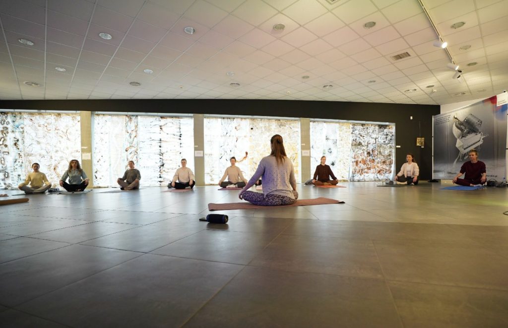 Joga ze Sztuką – lutowe spotkanie w przestrzeni uważności