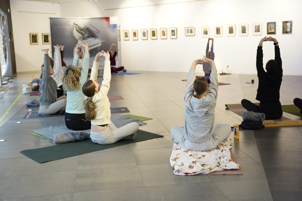 Joga ze Sztuką – lutowe spotkanie w przestrzeni uważności