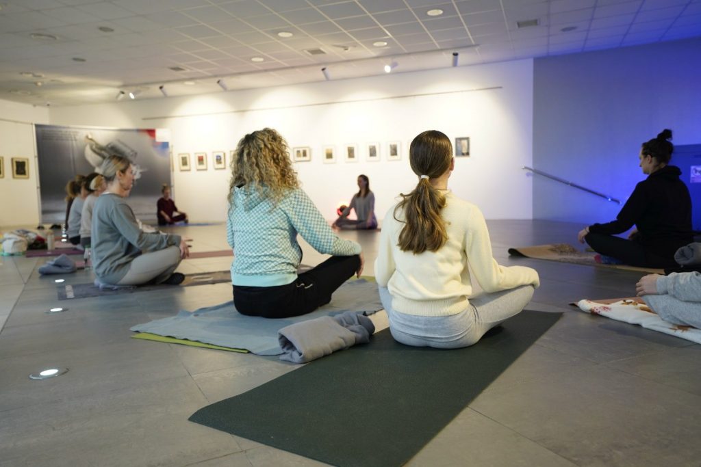 Joga ze Sztuką – lutowe spotkanie w przestrzeni uważności