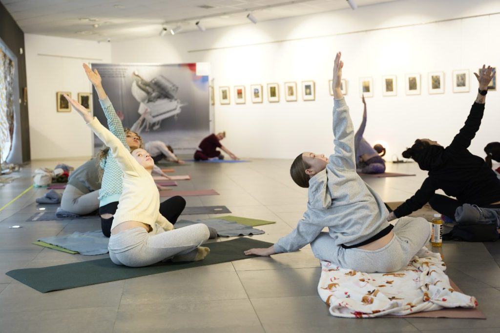 Joga ze Sztuką – lutowe spotkanie w przestrzeni uważności