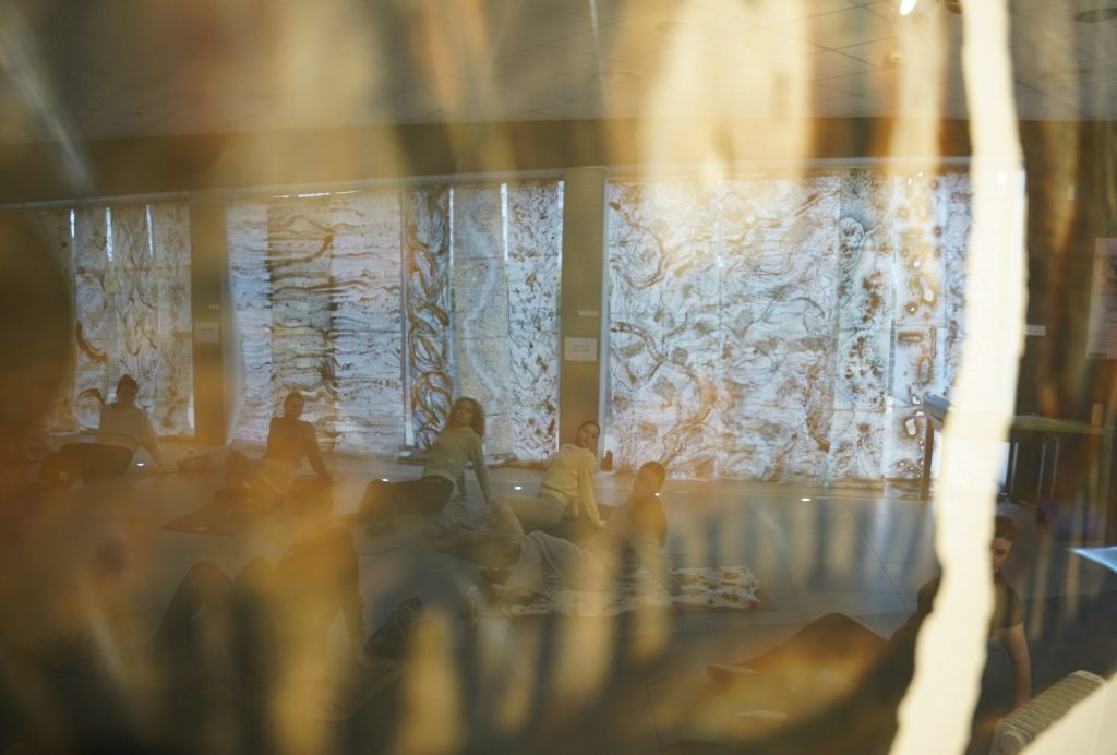 Joga ze Sztuką – lutowe spotkanie w przestrzeni uważności