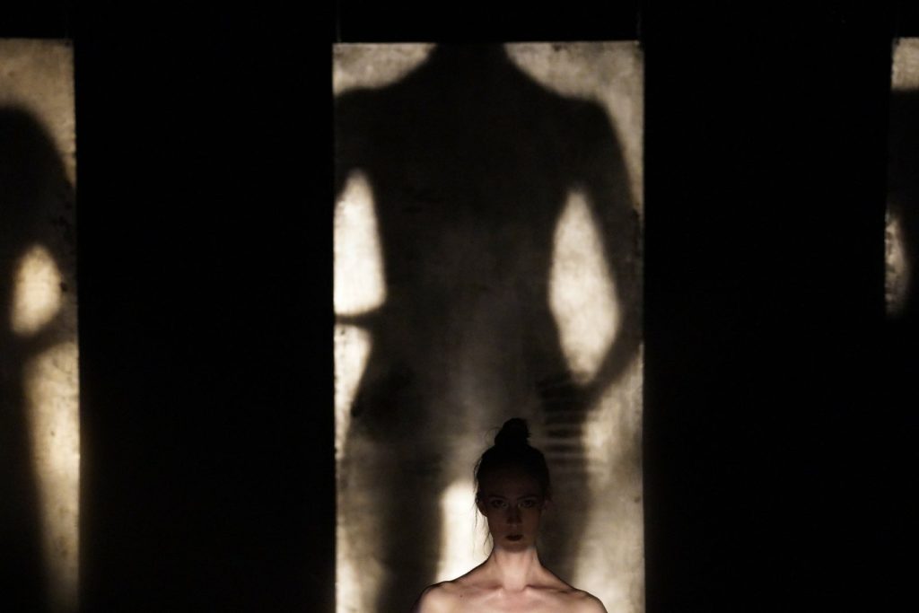 KLAMRA 2026 – dzień czwarty. Teatr ciała, obrazu i tajemnicy