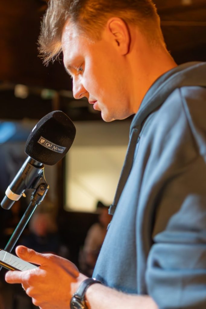 Kwietniowy Slam Od Nowa