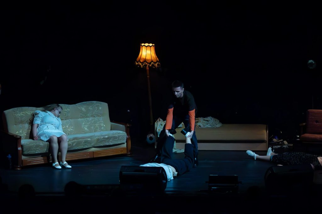 Cienie – scenariusz prosto z piwnicy