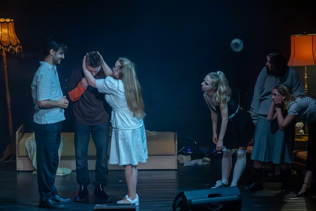 Cienie – scenariusz prosto z piwnicy