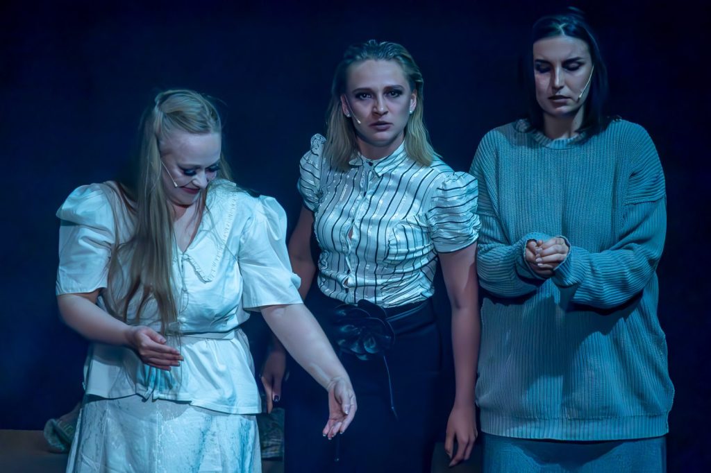 Cienie – scenariusz prosto z piwnicy