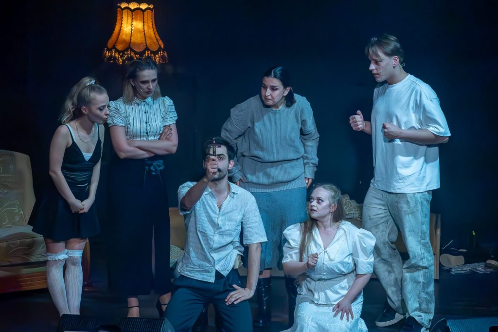 Cienie – scenariusz prosto z piwnicy