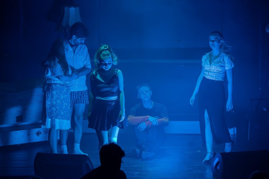 Cienie – scenariusz prosto z piwnicy