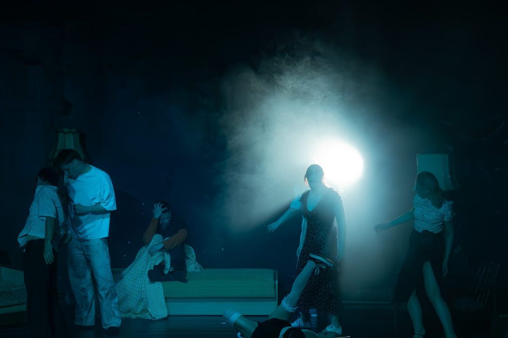 Cienie – scenariusz prosto z piwnicy