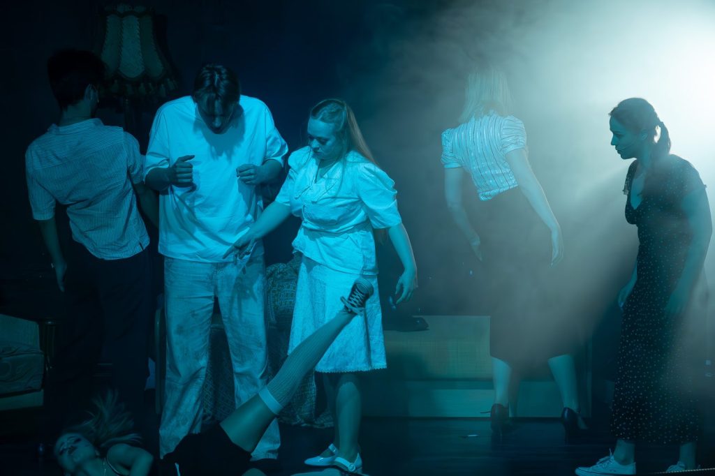 Cienie – scenariusz prosto z piwnicy