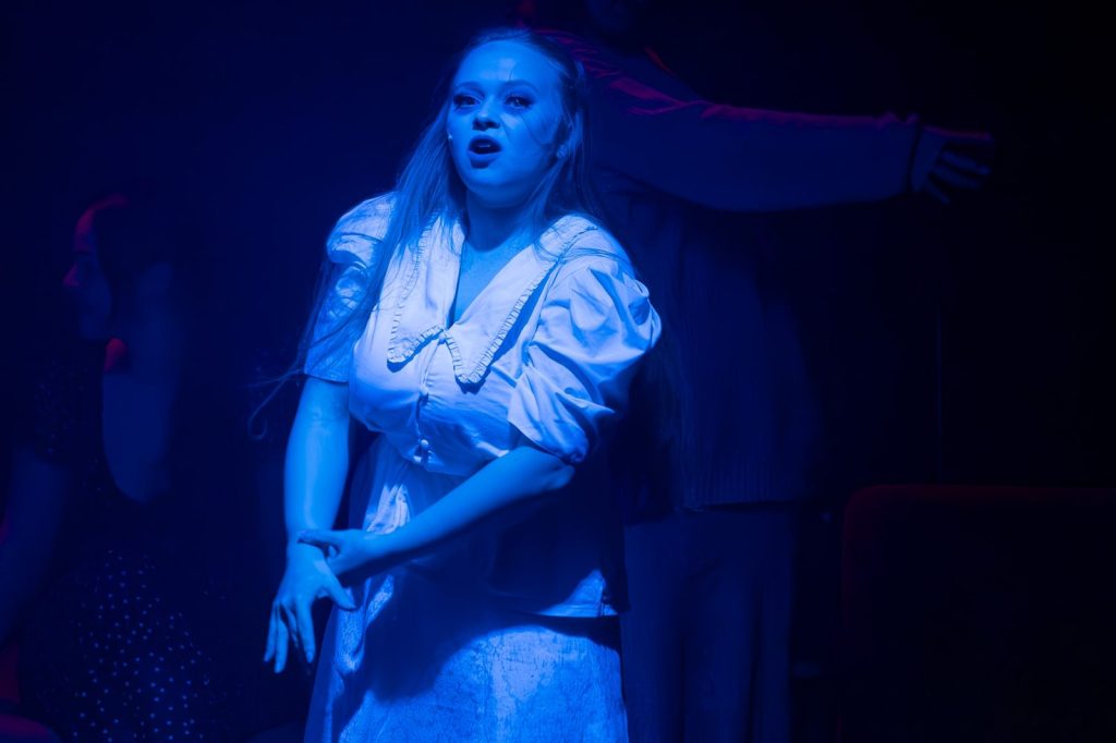 Cienie – scenariusz prosto z piwnicy